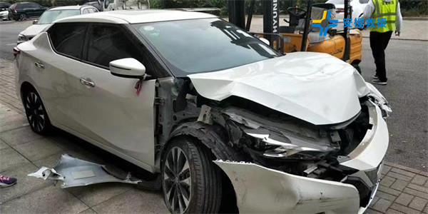 汽車事故拖車