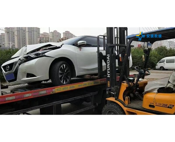 汽車事故拖車