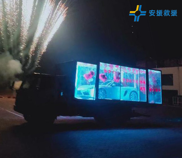 透明箱車拖運(yùn)