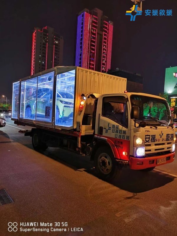 透明箱車拖運(yùn)