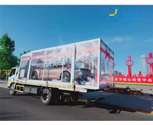 透明箱車拖運(yùn)