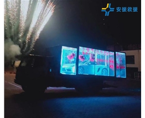 透明箱車拖運(yùn)