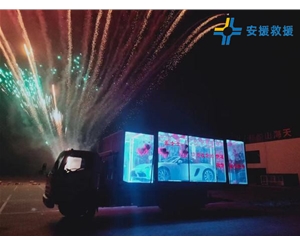 透明箱車拖運(yùn)