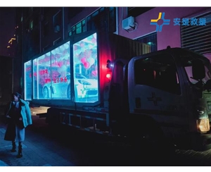 透明箱車拖運(yùn)