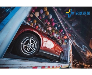 透明箱車拖運(yùn)