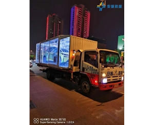 透明箱車拖運(yùn)